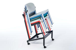 Mithilfe des Transportwagen lassen sich die Stühle von a nach b transportieren